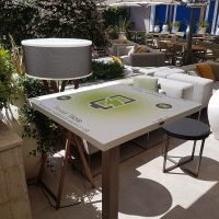 Power table : Une table qui recharge les smartphone par induction