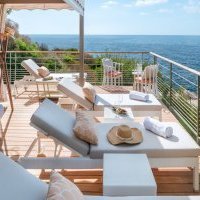L'iconique Club Dauphin du Grand-Hôtel du Cap-Ferrat, A Four Seasons Hotel, dévoile le nouveau décor de sa cabana signé par Dolce&Gabbana