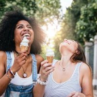 Réseaux sociaux : une influence très forte sur les voyageurs, d'après Booking[.]com