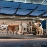 I-Jud, la statue emblématique du chien blanc du Méridien Bangkok nouvellement rénové 