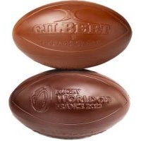 Madame Cacao signe le ballon en chocolat du Coup d'envoi de la Coupe du Monde de Rugby 