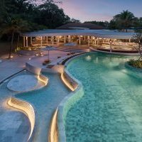 L'éclat européen du Méridien Phuket Mai Khao Beach Resort illumine la côte paisible de Phuket