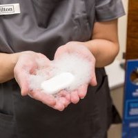 Hilton lance un programme de recyclage du savon pour soutenir les communautés dans le besoin
