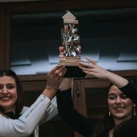 François Jestin, lauréat 2018 remet le trophée CDRE France 2019 à Anna DORVISAL et Serena CHEVALLAY