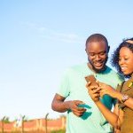 Un nouveau rapport de la GSMA montre que la connectivité à internet mobile continue de croître à l'échelle mondiale, mais des obstacles subsistent pour 3,45 milliards de personnes non connectées