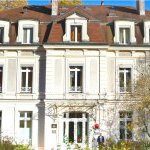 Une famille au Château de la Dame Blanche à Geneuille : Antony SERRA et son épouse à la tête de l'Hôtel-Restaurant 
