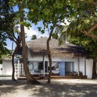 Raffles Maldives Meradhoo offre un refuge idyllique sur la plage avec un monde fantastique sur pilotis
