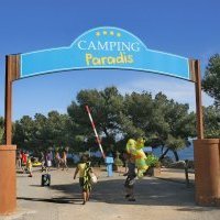 «<small class="fine d-inline"> </small>CAMPINGS PARADIS<small class="fine d-inline"> </small>» Naissance d'un réseau de campings inspirés de la série TV dès avril 2020