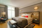 Le Claridge dévoile 21 nouvelles suites imaginées comme des appartements au chic très parisien, en plein cœur du Triangle d'Or