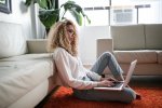 Etude IWG - Workation : près d'un jeune actif sur deux prévoit de prolonger son séjour sur son lieu de vacances cet été et de travailler à distance