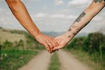 Booking_com dévoile l'environnement contrasté, mélange de confiance et de prudence, dans lequel évoluent les voyageurs et voyageuses LGBTQIA+ en 2023