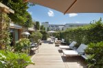Ambiance estivale au cœur du jardin intérieur du Mandarin Oriental, Paris