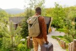 Vacances d'été 2025 : Booking_com dévoile les tendances pour les Français