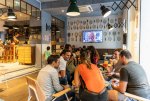 A Nice, l'Hostel OZZ ouvre un bar multiculturel et lance le Café des Langues
