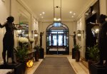 Le patio d'été de l'Hôtel Lancaster Paris accueille les œuvres captivantes de l'artiste Christophe Charbonnel