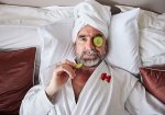 Chut, y'a match<small class="fine d-inline"> </small>! Hotels[.]com s'associe une nouvelle fois à Eric Cantona et propose des chambres d'hôtel «<small class="fine d-inline"> </small>ne pas déranger<small class="fine d-inline"> </small>»